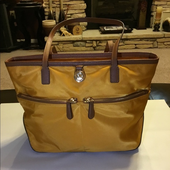 Michael Kors tote - Picture 1 of 12
